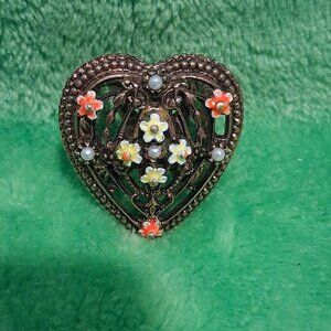 Vintage 1950s ART Heart Scarf Clip With Enamel Daisies 1.25" Gold Tone